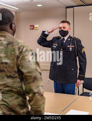 Sergeant Jacob Fowler, ein chemischer, biologischer, radiologischer und nuklearer Offizier, dem 2. Bataillon, dem 23. Infanterie-Regiment, dem 1. Stryker-Kampfteam, der 4. Infanterie-Division, untersteht Vorstandsmitgliedern während des Soldier of the Quarter Board, 3. März 2022, in Fort Carson, Colorado. Stockfoto
