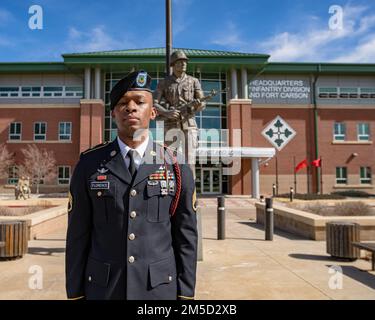 Staff Sgt. Destin Florence, Zugführer der Division Artillerie, 4. Infanteriedivision, posiert für ein Foto vor dem 4. Inf. Div Gebäude nach dem Gewinn des Soldier of the Quarter Board, 3. März 2022, in Fort Carson, Colorado. Stockfoto