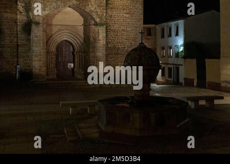 Plasencia, Spanien - 25. Dezember 2022: Alter Brunnen auf der Plaza de San Nicolas de Plasencia. Bekannt als Fuente de San Nicolas . Stockfoto