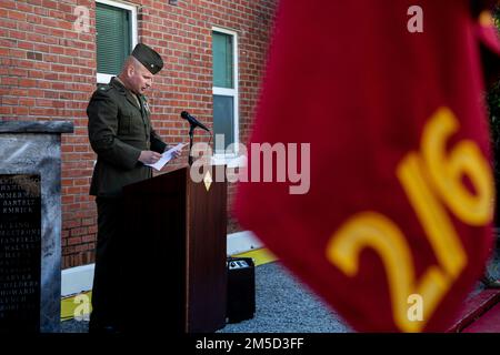 USA Oberstleutnant Ryan Cohen spricht während einer Zeremonie mit 2. Bataillon, 6. Marines zu Ehren von Lance CPL. Cody Childers, an Bord des Marine Corps Basislagers Lejeune, North Carolina, 3. März 2022. Childers wurde am 20. August 2010 im Einsatz getötet, während er in der afghanischen Provinz Helmand diente. 2/6 hat den Konferenzraum auf dem Kommandodeck in „Cody Childers“ umbenannt, da er seinen Geist verkörpert, was es bedeutet, ein Spartaner aus dem Jahr 2/6 zu sein. (USA „Yvonna Guyette“ — „Marine Corps“ von CPL. Stockfoto