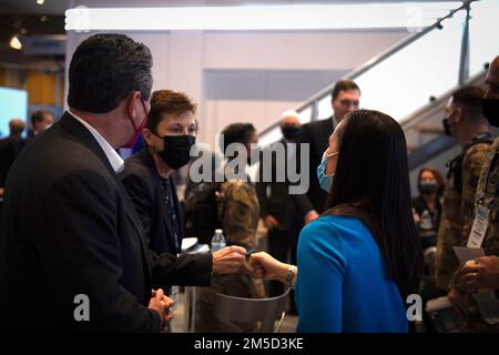 Unterstaatssekretärin der Air Force Gina Ortiz Jones trifft Branchenführer beim Air Warfare Symposium der Air Force Association in Orlando, Florida. 3. März 2022. Stockfoto