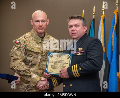 220303-N-ZM469-056 STENNIS RAUMFAHRTZENTRUM, MISS. – Ein Sicherheitsexperte aus Polen nimmt sein Diplom von der Cmdr an. Don Speights an der Abschlussfeier der Naval Small Craft Instruction and Technical Training School für das Semester 22-2 im Hauptquartier des Kommandos im Stennis Space Center in South, Mississippi. NAVSCIATTS die Zeremonie umfasste Studenten aus Partnerländern aus den Bahamas, der Tschechischen Republik, Estland, Deutschland, Jamaika, Lettland, Mauretanien, Mauritius, Polen, Republik Korea, Rumänien und Ukraine. NAVSCIATTS ist ein Schulhaus für Sicherheitskooperation, das unter der Aufsicht der USA betrieben wird Spezialeinheit Stockfoto