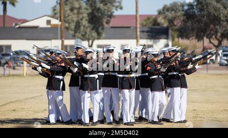 USA Marines mit dem Silent Drill Platoon führen ihre „Bursting Bombe“-Sequenz während einer Generalprobe in der Marine Corps Air Station Yuma, Arizona, 3. März 2022 aus. Die Battle Color Detachment besucht Yuma jedes Jahr wegen seines idealen Wetters in dieser Saison, um mit dem Training für ihre bevorstehenden Auftritte zu beginnen. Im letzten Monat haben die Marines trainiert, um ihre Übung zu perfektionieren und die Tradition der zeremoniellen Exzellenz fortzuführen. Stockfoto