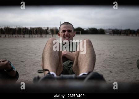 USA Marinekorps rekrutieren Dylan Tebow bei Kilo Company, 3. Recruit Training Bataillon, macht einen Sit-up während einer Rennveranstaltung im Marine Corps Recruit Depot San Diego, 3. März 2022. Von den Rekruten wurde erwartet, dass sie während jeder einminütigen Station so viele Wiederholungen wie möglich absolvieren. Tebow wurde aus Tucson, Arizona, bei der Rekrutierungsstation Phoenix rekrutiert. Stockfoto