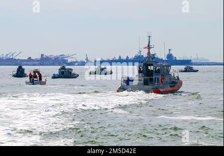 Ein 47-Fuß-Boot-Medium von der Küstenwache Portsmouth und andere teilnehmende kleine Bootsmannschaften können sich im Rahmen des regionalen Such- und Rettungsforums, das am 3. März 2022 in Hampton, Virginia, veranstaltet wird, eine Live-Action-Helikopter-Demonstration ansehen. Das SAR Forum ist eine jährliche Veranstaltung, die die regionalen Partnerschaften und die Kommunikation zwischen den Behörden weiter stärkt und die lebensrettenden Prozesse und Fähigkeiten verbessert, die von Such- und Rettungsbehörden benötigt werden. Foto der US-Küstenwache von Petty Officer, Klasse 1., Stephen Lehmann. Stockfoto