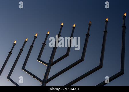 An der Kreuzung der Finchley Road mit der NorthCircular Road steht North London auf einer Menorah, die das jüdische Festival von hanukkah feiert Stockfoto