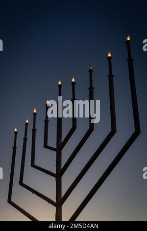 An der Kreuzung der Finchley Road mit der NorthCircular Road steht North London auf einer Menorah, die das jüdische Festival von hanukkah feiert Stockfoto