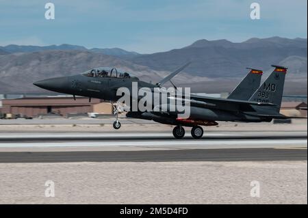 Ein F-15E Strike Eagle, dem 389. Kampfgeschwader auf dem Luftwaffenstützpunkt Mountain Home, Idaho, zugewiesen, trifft für Red Flag-Nellis 22-2 auf dem Luftwaffenstützpunkt Nellis, Nevada, am 3. März 2022 ein. Red Flag-Nellis 22-2 bietet realistisches Kampftraining, das Leben rettet und gleichzeitig die Kampfeffektivität steigert. Stockfoto
