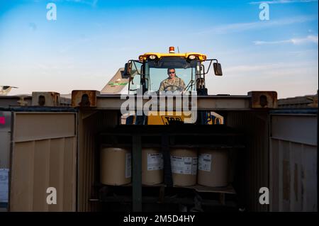 USA Air Force Tech Sgt. David Lemon, 621. Mobility Support Operations Squadron Expeditionary Air Ground Liaison Element Specialist, nutzt einen Gabelstapler, um Fracht aus einem Frachtcontainer zu entfernen, 3. März 2022, Hunter Army Airfield, Georgia. Flugzeuge, die der 621. Noteinsatzstaffel, 321. CRS und 621. MSOS zugeteilt wurden, integriert mit Soldaten, die der 3. Infanteriedivision und der Arrival Departure Airfield Control Group zugeteilt wurden, um Fracht, Ausrüstung und Personal für einen schnellen Einsatz abzufertigen. Stockfoto