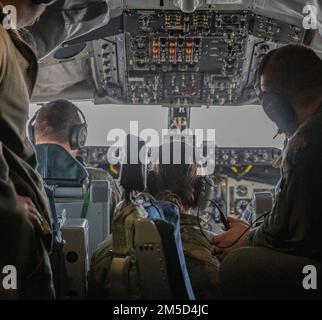 USA Air Force Airmen, mit dem 168. Air Tanken Flügel, Alaska Air National Guard, fliegen einen KC-135 Stratotanker während einer medizinischen Notfallsimulation während des Fluges als Teil der Übung Arctic Eagle-Patriot 22 auf der Joint Base Elmendorf-Richardson, Alaska, 3. März 2022. Die gemeinsame Übung Arctic Eagle-Patriot 22 erhöht die Fähigkeit der Nationalgarde, in rauen, extrem kalten Witterungsbedingungen in Alaska und der Arktis zu operieren. AEP22 verbessert die Fähigkeit militärischer und ziviler interinstitutioneller Partner, auf eine Vielzahl von Notfall- und Heimatschutzmissionen in Alaska und der zu reagieren Stockfoto