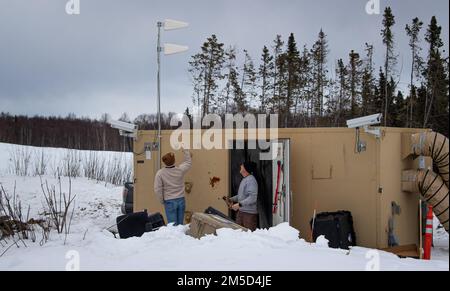 Jacob Desmond (links) und Chris Williams (rechts), Mitarbeiter des Cold Region Research Engineering Labors, identifizieren Flugzeuge außerhalb ihres Forschungszentrums als Teil der Datenerfassung aus einem Tripline-System während der USA Northern Command Übung ARCTIC EDGE 2022 auf der Basis Elmendorf-Richardson, Alaska, am 3. März 2022. Tripline ist ein hochmodernes Frühwarnsystem für potenzielle Bedrohungen in der Luft. AE22 ist eine alle zwei Jahre stattfindende Homeland Defense-Übung, die eine qualitativ hochwertige und effektive gemeinsame Schulung bei kaltem Wetter bietet. Stockfoto