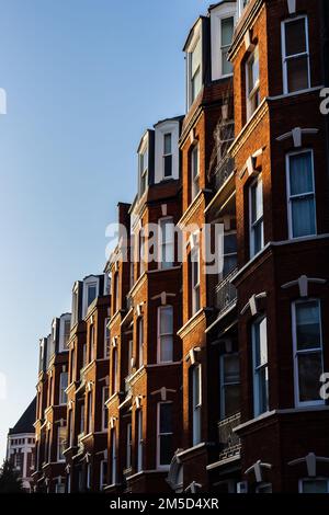 Ein Wohnblock im Nordwesten Londons mit warmen Sonnenstrahlen auf Ziegelsteinen Stockfoto