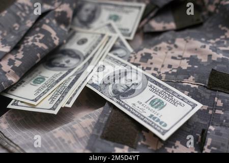 Pässe, Geld, Uniform aus verpixelter Tarnung. Stockfoto