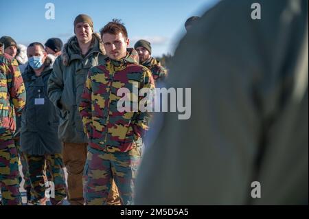 Mitglieder der belgischen Luftwaffe hören als Amerikaner zu Air Force Pilot, der dem 48. Kampfflugflügel von Royal Air Force Lakenheath zugeteilt wurde, erklärt die verschiedenen Komponenten eines F-35 Lightning II Flugzeugs auf dem Luftwaffenstützpunkt Ämari, Estland, 3. März 2022. Mitglieder der 48. FW und drei F-35s Forward wurden nach Ämari ab entsandt, um die kollektive Verteidigung der NATO und die verstärkte Luftpolizeimission zu unterstützen. Die europäischen Partner und die US-Streitkräfte führen weiterhin Einsätze und multinationale Übungen durch, um die Interoperabilität zu verbessern und die regionale Zusammenarbeit sowie die Sicherheit und Stabilität des Seeverkehrs zu verbessern. Stockfoto