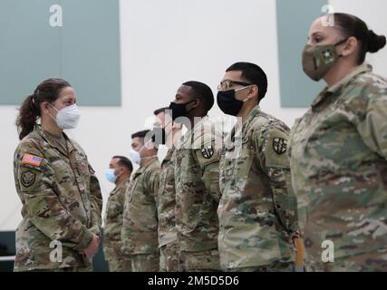 Generalleutnant Jody Daniels, Chief of Army Reserve, besuchte das Hauptquartier des Army Reserve Medical Command in Pinellas Park, Florida, am 3. März 2022, dankte der Einheit für die Ausführung ihrer medizinischen Mission und würdigte einige Soldaten für herausragende Leistungen. „Wir schickten Sie in 85-köpfigen Teams durch das ganze Land, um auf COVID-19 zu reagieren, und Sie reagierten auf den Anruf, übernahmen die Verantwortung und sorgten dafür, dass alles geschehen konnte“, sagte sie während ihres Besuchs. Stockfoto