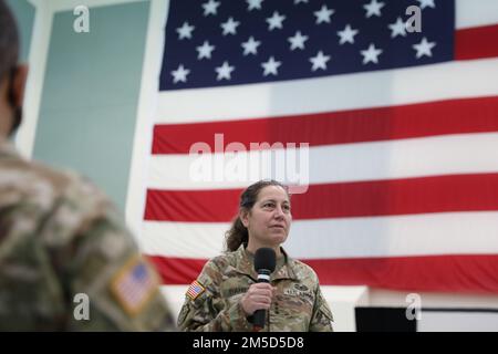 Generalleutnant Jody Daniels, Chief of Army Reserve, besuchte das Hauptquartier des Army Reserve Medical Command in Pinellas Park, Florida, am 3. März 2022, dankte der Einheit für die Ausführung ihrer medizinischen Mission und würdigte einige Soldaten für herausragende Leistungen. „Wir schickten Sie in 85-köpfigen Teams durch das ganze Land, um auf COVID-19 zu reagieren, und Sie reagierten auf den Anruf, übernahmen die Verantwortung und sorgten dafür, dass alles geschehen konnte“, sagte sie während ihres Besuchs. Stockfoto