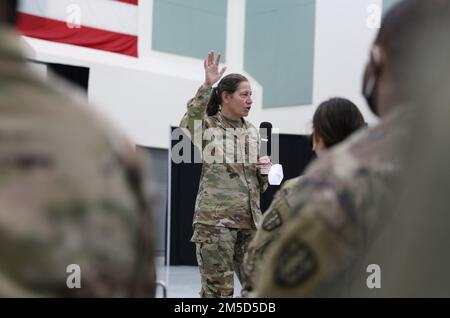 Generalleutnant Jody Daniels, Chief of Army Reserve, besuchte das Hauptquartier des Army Reserve Medical Command in Pinellas Park, Florida, am 3. März 2022, dankte der Einheit für die Ausführung ihrer medizinischen Mission und würdigte einige Soldaten für herausragende Leistungen. „Wir schickten Sie in 85-köpfigen Teams durch das ganze Land, um auf COVID-19 zu reagieren, und Sie reagierten auf den Anruf, übernahmen die Verantwortung und sorgten dafür, dass alles geschehen konnte“, sagte sie während ihres Besuchs. Stockfoto