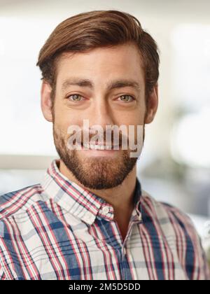 Er ist besser als der Rest. Porträt eines selbstbewussten jungen Geschäftsmannes im Büro. Stockfoto