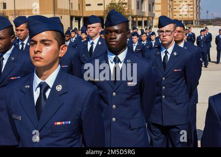 GEMEINSAMER STÜTZPUNKT SAN ANTONIO-LACKLAND, TEXAS – Mehr als 600 Airmen und Wächter, die der 326. Trainingsschwadron zugewiesen wurden, absolvierten am 3. März 2022 die Grundausbildung des Militärs. Generalleutnant Scott Pleus, 7. Luftwaffenkommandant, und Chief Master Sgt. Alvin Dyer, 7. AF-Kommandochef, haben die Zeremonie überprüft. Stockfoto