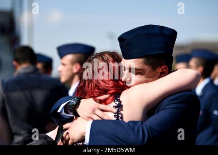 GEMEINSAMER STÜTZPUNKT SAN ANTONIO-LACKLAND, TEXAS – Mehr als 600 Airmen und Wächter, die der 326. Trainingsschwadron zugewiesen wurden, absolvierten am 3. März 2022 die Grundausbildung des Militärs. Generalleutnant Scott Pleus, 7. Luftwaffenkommandant, und Chief Master Sgt. Alvin Dyer, 7. AF-Kommandochef, haben die Zeremonie überprüft. Stockfoto