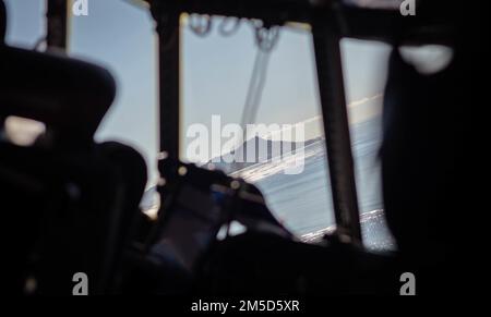 Ein Flugzeug der Nevada Air National Guard C-130 Hercules startet vom Luftwaffenstützpunkt Hickam, Hawaii, während einer Trainingsübung am 2. März 2022. Mitglieder verschiedener Geschwader und Gruppen der Nevada Air National Guard nahmen an einer Übung Teil, die darauf ausgelegt war, das agile Kampfbeschäftigungskonzept auf verschiedenen hawaiianischen Inseln anzuwenden. Stockfoto