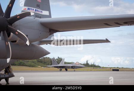 EIN US-AMERIKANISCHER Air Force F-22 Raptor-Flugzeug aus dem 19. Kampfgeschwader an der Marine Corps Air Station Kanehoe Bay, Hawaii, während einer Trainingsübung. Die F-22s wurde mit Treibstoff beladen, der aus einem Flugzeug der Nevada Air National Guard C-130 Hercules entladen wurde. Stockfoto