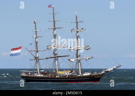 Das Segelschiff Stad Amsterdam kommt am 31. August 2022 im Hafen von Rotterdam an. Stockfoto