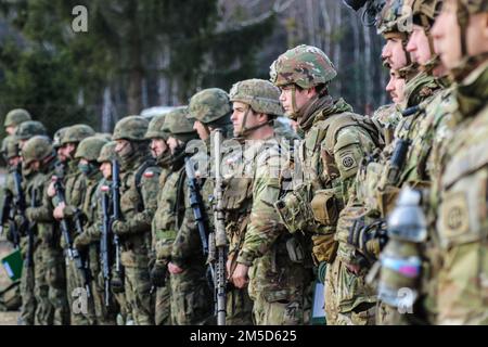 USA Armee-Fallschirmjäger im 1. Brigadekampf, 82. Luftwaffe, bereiten sich vor, mit ihren polnischen Alliierten auf einem Scharfschützenstand in Nowa Deba, Polen, am 3. März 2022 zu trainieren. Die 82. Luftwaffe mit Sitz in Fort Bragg, N.C., wurde nach Polen entsandt, als Teil des starken und unermüdlichen Engagements für unsere NATO-Alliierten und zur Abschreckung von Aggressionen. Stockfoto