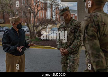 Heck ADM. Gayle D. Schafer, USA Deputy Surgeon General der Navy, spricht mit Brig. Gen. Adam R. Flasch, Leiter des gemeinsamen Stabes, Maryland, während eines Besuchs im Adventist Urgent Care in Takoma Park, Maryland, 3. März 2022. Das medizinische Eingreifteam wird im Krankenhaus eingesetzt, um die fortgesetzten COVID-Eingriffe des Verteidigungsministeriums zu unterstützen, um notleidenden Gemeinschaften zu helfen. USA Nördliches Kommando, durch die USA Army North ist nach wie vor entschlossen, das Verteidigungsministerium flexibel bei der COVID-Reaktion der gesamten Regierung zu unterstützen. Stockfoto