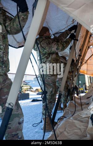 USA Air Force-Mitglieder des 366. Operational Medical Readiness Squadron, außerhalb des Mountain Home Air Force Base, Idaho, errichten das Arctic Medical Zelt für Operationen bei kaltem Wetter für Übung Arctic Eagle-Patriot 2022 in Nome, Alaska, März 2 2022. Die gemeinsame Übung Arctic Eagle-Patriot 2022 erhöht die Fähigkeit der Nationalgarde, in rauen, extrem kalten Witterungsbedingungen in Alaska und der Arktis zu operieren. AEP22 verbessert die Fähigkeit militärischer und ziviler interinstitutioneller Partner, auf eine Vielzahl von Notfall- und Heimatschutzmissionen in Alaska und der Arktis zu reagieren. Stockfoto