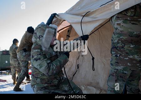 USA Air Force-Mitglieder des 366. Operational Medical Readiness Squadron, aus dem Mountain Home Air Force Base, Idaho errichtete das Arctic Medical Zelt für Operationen bei kaltem Wetter für Übung Arctic Eagle-Patriot 2022 in Nome, Alaska, März 2 2022. Die gemeinsame Übung Arctic Eagle-Patriot 2022 erhöht die Fähigkeit der Nationalgarde, in rauen, extrem kalten Witterungsbedingungen in Alaska und der Arktis zu operieren. AEP22 verbessert die Fähigkeit militärischer und ziviler interinstitutioneller Partner, auf eine Vielzahl von Notfall- und Heimatschutzmissionen in Alaska und der Arktis zu reagieren. Stockfoto