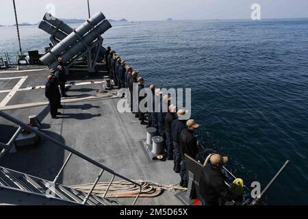 SASEBO, Japan (3. März 2022) Seeleute verleihen dem Ticonderoga-Klasse-Guided-Missile Cruiser USS Mobile Bay (CG 53) Auszeichnungen. Die Abraham Lincoln Strike Group befindet sich in einem geplanten Einsatz im US-7.-Flottenbereich, um die Interoperabilität durch Allianzen und Partnerschaften zu verbessern und gleichzeitig als einsatzbereite Truppe zur Unterstützung einer freien und offenen Region Indo-Pacific zu fungieren. Stockfoto