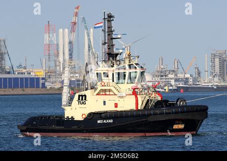 Der Hafenschlepper MED Alkaid arbeitet am 31. August 2022 im Hafen von Rotterdam Stockfoto