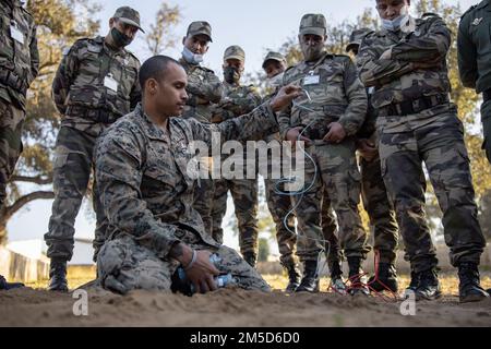 USA Marinekorps Sergeant Tyler Correa, ein Techniker für die Beseitigung von Sprengkörpern, mit 8. Maschinenstützbataillon, 2. Marine Logistics Group, unterrichtet königliche marokkanische Streitkräfte (FAR) in Marokko am 2. März 2022. Marines, Matrosen und Mitglieder der Utah National Guard nehmen an Humanitarian Mine Action, Explosive Ordnance Disposal (EOD) Morocco 2022 Teil, wo die USA Die EOD-Techniker überwachen die EOD-Validierung der Soldaten der Royal Marokcan Armed Forces, um die Bemühungen zur Schaffung einer EOD-Fähigkeit innerhalb der FAR fortzusetzen. Stockfoto