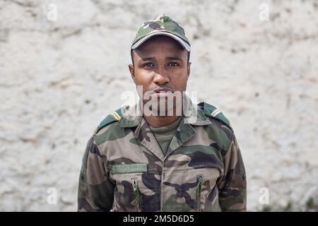 Ein Techniker der Royal Moroccan Armed Forces (FAR) Soldier Explosive Kampfmittelbeseitigung (EOD) posiert für ein Foto in Marokko am 2. März 2022. Marines, Matrosen und Mitglieder der Utah National Guard nehmen an Humanitarian Mine Action, Explosive Ordnance Disposal (EOD) Morocco 2022 Teil, wo die USA Die EOD-Techniker überwachen die EOD-Validierung der Soldaten der Royal Marokcan Armed Forces, um die Bemühungen zur Schaffung einer EOD-Fähigkeit innerhalb der FAR fortzusetzen. Stockfoto