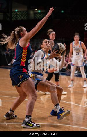 Adelaide, Australien. 28. Dezember 2022. Adelaide, Südaustralien, Dezember 28. 2022: Ally Wilson (4 Bendigo Spirit) fährt während des Cygnett WNBL-Spiels zwischen Adelaide Lightning und Bendigo Spirit in der Adelaide Arena in Adelaide, Australien, zum Korb. (NOE Llamas/SPP) Guthaben: SPP Sport Press Photo. Alamy Live News Stockfoto