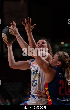 Adelaide, Australien. 28. Dezember 2022. Adelaide, Südaustralien, Dezember 28. 2022: Megan McKay (25 Bendigo Spirit) fährt während des Cygnett WNBL-Spiels zwischen Adelaide Lightning und Bendigo Spirit in der Adelaide Arena in Adelaide, Australien, zum Korb. (NOE Llamas/SPP) Guthaben: SPP Sport Press Photo. Alamy Live News Stockfoto