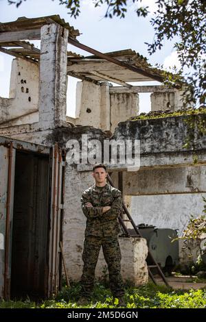 USA Marine Corps Sgt. Nicholas Greenisen, ein Techniker für die Beseitigung von Sprengkörpern (EOD) mit dem 8. Maschinenstützbataillon, 2. Marine Logistics Group, posiert für ein Foto in Marokko am 2. März 2022. Marines, Matrosen und Mitglieder der Utah National Guard nehmen an Humanitarian Mine Action, Explosive Ordnance Disposal (EOD) Morocco 2022 Teil, wo die USA Die EOD-Techniker überwachen die EOD-Validierung der Soldaten der Royal Marokcan Armed Forces, um die Bemühungen zur Schaffung einer EOD-Fähigkeit innerhalb der FAR fortzusetzen. Stockfoto