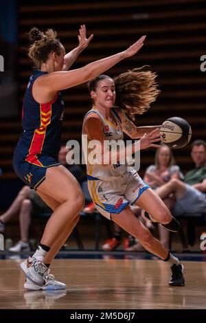 Adelaide, Australien. 28. Dezember 2022. Adelaide, Südaustralien, Dezember 28. 2022: Anneli Maley (15 Bendigo Spirit) fährt während des Cygnett WNBL-Spiels zwischen Adelaide Lightning und Bendigo Spirit in der Adelaide Arena in Adelaide, Australien, zum Korb. (NOE Llamas/SPP) Guthaben: SPP Sport Press Photo. Alamy Live News Stockfoto