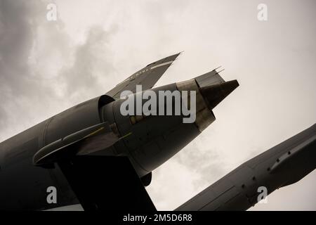 EIN US-AMERIKANISCHER Air Force KC-10 Extender parkt auf der Fluglinie am Luftwaffenstützpunkt Travis, Kalifornien, 3. März 2022. Während die Hauptaufgabe des KC-l0 das Betanken aus der Luft ist, kann er die Aufgaben eines Tankers und eines Frachtflugzeugs kombinieren, indem er gleichzeitig Luftfahrzeuge betankt und Hilfspersonal und -Ausrüstung transportiert. Stockfoto