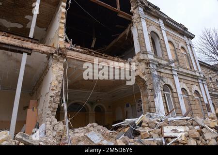 Mykolaiv, Süd-Ukraine, 24. November 2022. Die russische Rakete traf das Gebäude des ersten ukrainischen Gymnasiums und beschädigte es. Stockfoto