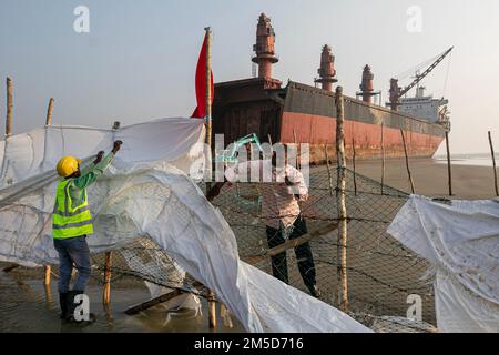 Schiffswrackwerft, Chattogram, Bngladesch, 20. Dezember 2021 Arbeiter in der Schiffswrackwerft sind damit beschäftigt, alte Schiffe abzuschneiden. Stockfoto