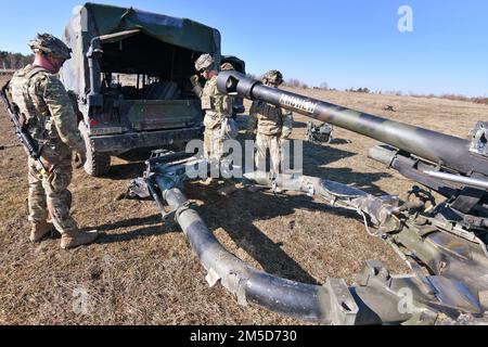 USA Fallschirmjäger der Armee mit Alpha Battery, 4. Bataillon, 319. Artillerie-Regiment, 173. Brigade-Absturz, M119. Howitzer, um die Kampfposition des 7. Armeeausbildungskommandos in Grafenwoehr, Deutschland, 3. März 2022 zu verlegen. Die 173. Brigade ist die USA Armee-Notfalleinsatztruppe in Europa, fähig, Einsatzkräfte überall in den USA zu projizieren Zuständigkeitsbereiche der Kommandos Europa, Afrika oder Zentralafrika. Stockfoto