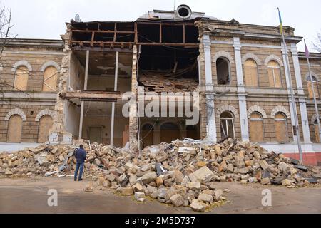 Mykolaiv, Süd-Ukraine, 24. November 2022. Die russische Rakete traf das Gebäude des ersten ukrainischen Gymnasiums und beschädigte es. Stockfoto