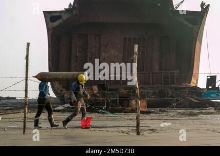 Schiffswrackwerft, Chattogram, Bngladesch, 20. Dezember 2021 Arbeiter in der Schiffswrackwerft sind damit beschäftigt, alte Schiffe abzuschneiden. Stockfoto