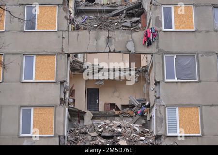 Mykolaiv, Süd-Ukraine, 24. November 2022. Zerstörte den Büroblock nach dem russischen Beschuss Mykolaivs. Stockfoto