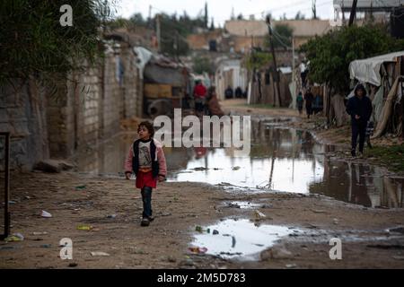 Khan Yunis, Gazastreifen, Palästina. 26. Dezember 2022. Khan Yunis, Gaza, Palästina. 26. Dezember 2022 Schwere Regenfälle und Überschwemmungen, die das tägliche Leben der Palästinenser in der Stadt Khan Yunis im südlichen Gazastreifen beeinträchtigen. Gaza wurde in den letzten zwei Tagen von heftigen Regenfällen heimgesucht, die Straßen überfluteten und Hunderte von Häusern beschädigt wurden, von denen Tausende Palästinenser in Gaza schwer betroffen waren (Kreditbild: © Yousef Mohammed/IMAGESLIVE via ZUMA Press Wire) Stockfoto