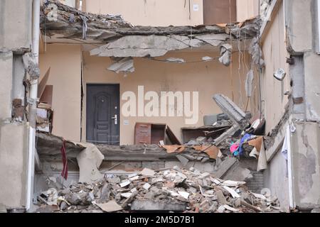 Mykolaiv, Süd-Ukraine, 24. November 2022. Zerstörte den Büroblock nach dem russischen Beschuss Mykolaivs. Stockfoto