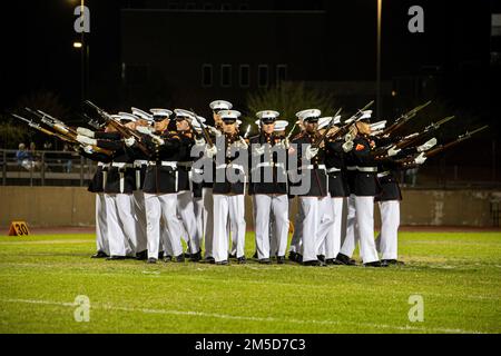 Marines mit dem Silent Drill Platoon führen ihre „Bursting Bombe“-Sequenz während einer Battle Color Zeremonie an der Kofa High School, Yuma, Ariz., 3. März 2022 aus. Dies ist die erste Leistung des BCD im Jahr 2022, die auf eine dreiwöchige Präzisionsbohrübung in Yuma folgte. Stockfoto