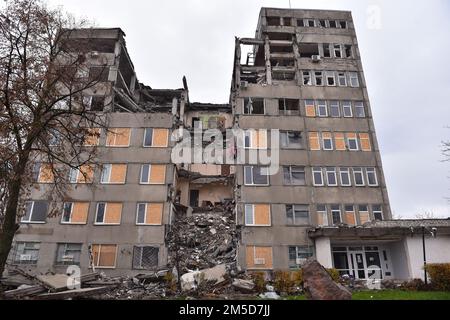 Mykolaiv, Süd-Ukraine, 24. November 2022. Zerstörte den Büroblock nach dem russischen Beschuss Mykolaivs. Stockfoto